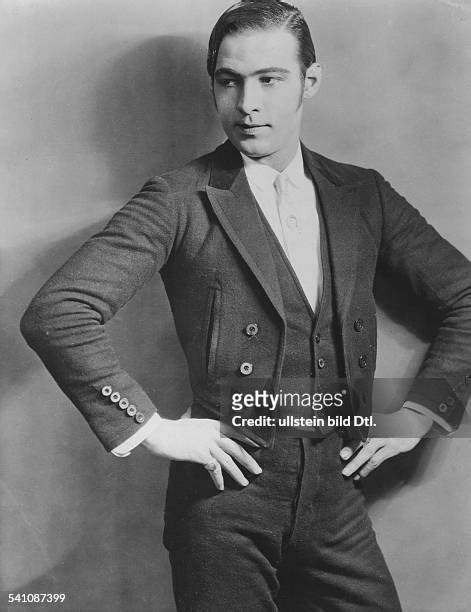 186 Rudolph Valentino Portrait Stock Photos & High